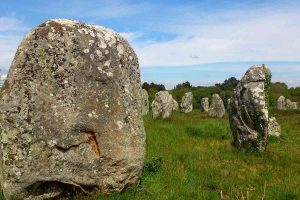 La légende des menhirs de Carnac : Signification + Explication